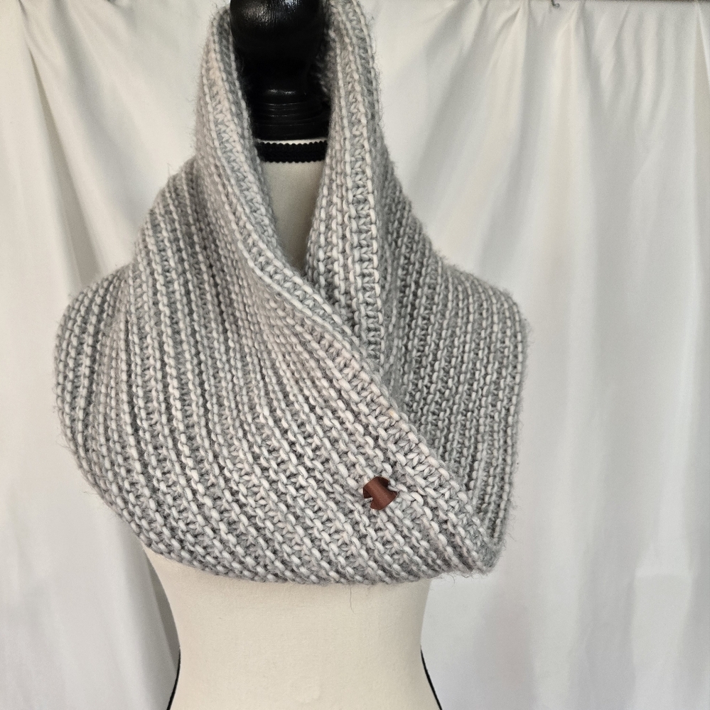 Bickley + Mitchell  Gray/White Cable Knit Infinity Winter Warm Scarf